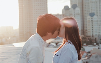 Bùi Anh Tuấn lần đầu 'khóa môi' bạn diễn trong MV