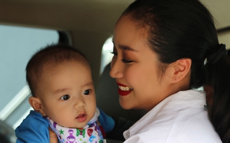 Ốc Thanh Vân đưa con đi diễn sau tranh cãi cho con bú trên máy bay