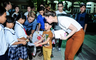 Hồ Ngọc Hà dẫn Subeo đi phát quà cho trẻ em nghèo