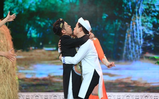 Long Nhật bất ngờ bị Minh Nhí 'cưỡng hôn' trên sân khấu