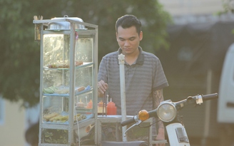 Khắc Việt bốc gạch, bán cá viên chiên, chạy xe ôm trong phim ngắn