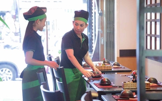 Phi Nhung vừa chạy bàn, vừa tập nhạc cho con gái nuôi