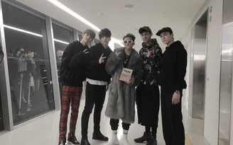 Nhóm nhạc Hàn Quốc Seventeen chụp ảnh và tặng album cho Sơn Tùng M-TP