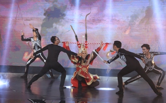 Kim Tử Long 'choáng' khi Quốc Đại mặc giáp 10kg, lăn 5 vòng trên sân khấu