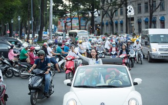 Dàn mỹ nhân châu Á gây 'náo loạn' khi mặc áo dài dạo phố Sài Gòn