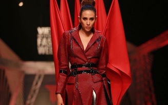 Giữa ồn ào, Võ Hoàng Yến trở lại sàn catwalk