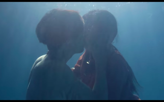 Hòa Minzy hôn đắm đuối 'trai trẻ' dưới nước trong MV mới