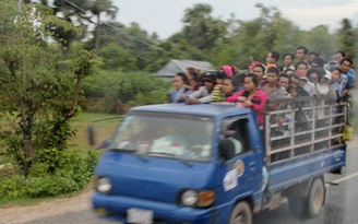 Ớn lạnh cảnh giao thông 'chất chồng' ở Campuchia