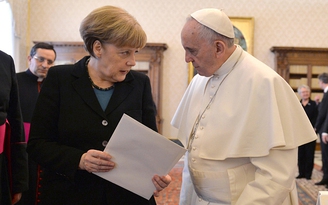 Bà Merkel nổi giận gọi điện 'chất vấn' Giáo hoàng Francis