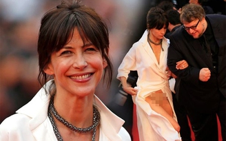 Sophie Marceau mất 'phong độ' vì lộ hàng trên thảm đỏ Cannes 2015