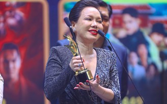 Cạo đầu đóng phim, Việt Hương nhận 'quả ngọt' tại Ngôi sao xanh