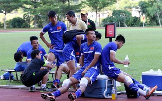 Hàng loạt cầu thủ U.23 Việt Nam chườm đá