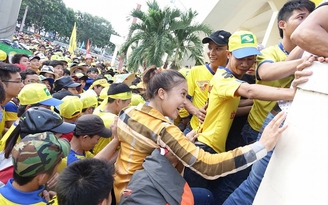 CĐV SLNA leo tường ở sân Gò Đậu
