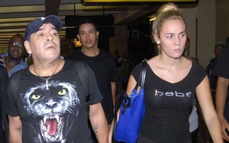 Maradona sắp hầu tòa “đấu” với cô bồ tóc vàng khi dịch Covid-19 lắng xuống