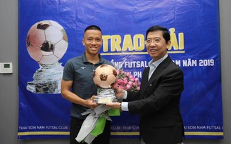 Cầu thủ futsal Phạm Đức Hòa nhận Quả bóng đồng muộn