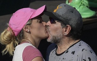 “Cô nàng tóc vàng” của Maradona nhảy vào cuộc chiến phân chia tài sản