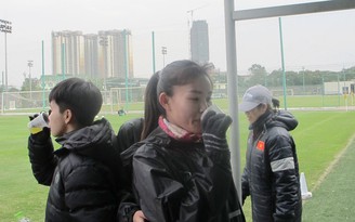 Các cô gái đá bóng tuyển Việt Nam chống chọi với giá rét ở Hà Nội