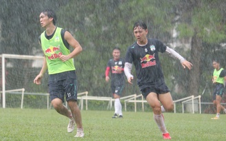 V-League không đá, HAGL vẫn tập dưới mưa vì Kiatisak muốn giúp tuyển Việt Nam