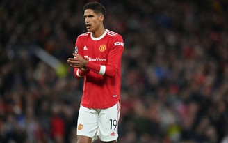 HLV Solskjaer lo lắng khi Varane lại dính chấn thương