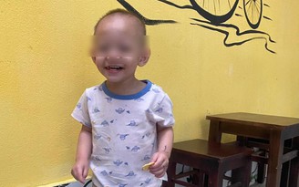 Bé trai 2 tuổi bị bỏ rơi ở Hà Nội kèm bình sữa ấm giữa trời mưa