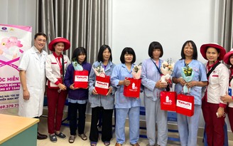 Tặng những bộ tóc cho nữ bệnh nhân ung thư nhân ngày Phụ nữ Việt Nam