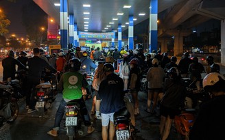 Người Hà Nội kiên nhẫn xếp hàng cả đêm đợi mua xăng