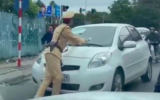 Nữ tài xế lái ô tô tông thẳng vào CSGT vì… đang muộn giờ làm