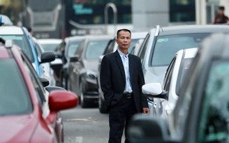 Hàng trăm ô tô xếp hàng đợi đăng kiểm ở Hà Nội