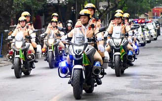 Công an Hà Nội diễu hành phương tiện 'khủng', ra quân bảo vệ tết Nguyên đán 2023