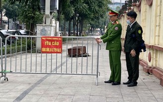 Chính quyền dựng hàng rào bảo vệ ‘vỉa hè tiền tỉ’ ở Hà Nội