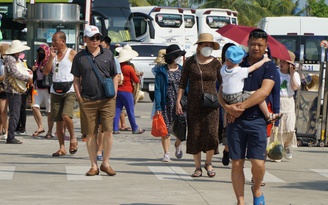 Nha Trang đông nghẹt du khách ngày đầu nghỉ lễ Giỗ tổ Hùng Vương