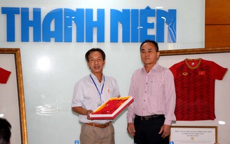 Báo Thanh Niên trao áo có chữ ký của Đội tuyển Bóng đá Việt Nam tại Asian Cúp 2019