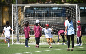 HLV Man City hướng dẫn chơi bóng tại ngày hội trẻ em có hoàn cảnh khó khăn