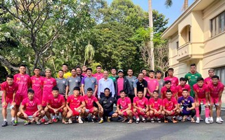 Phó thủ tướng Thường trực Trương Hòa Bình động viên, khen ngợi Sài Gòn FC