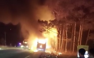 Đắk Nông: Xe khách giường nằm bị cháy rụi trên Quốc lộ 14