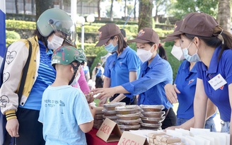 Hàng trăm người Đắk Nông tham gia chương trình đổi rác lấy quà