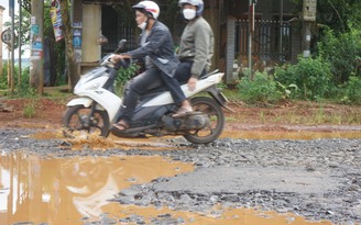 Đắk Nông: Cận cảnh đường vừa nâng cấp đã hư hỏng nghiêm trọng