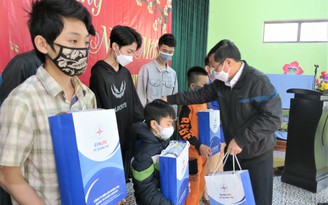 PC Quảng Trị tặng quà cho trẻ em thiệt thòi nhân dịp xuân mới