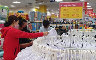 Vào siêu thị Việt sắm đồ dùng học tập giá ‘mềm’