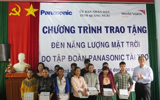 Panasonic tặng đèn năng lượng mặt trời tại miền Trung