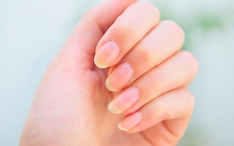 Đánh tan móng tay bị ố vàng chỉ với những cách này