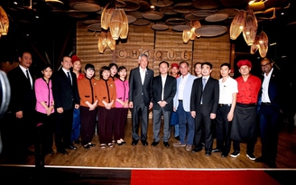 Thủ tướng Singapore thưởng thức ẩm thực truyền thống Việt Nam
