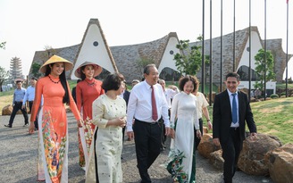 Phó Thủ tướng thường trực Trương Hòa Bình đến Bảo tàng Thế giới cà phê