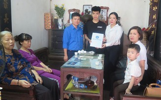 Bảo hiểm xã hội Việt Nam tặng thẻ BHYT cho con nữ lao công tử nạn