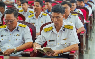 Sách quý đến tay cán bộ, chiến sĩ Vùng 5 Hải quân - Phú Quốc (Kiên Giang)