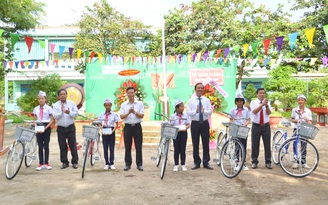 PC Quảng Ngãi tặng xe đạp cho học sinh nghèo ngày khai giảng