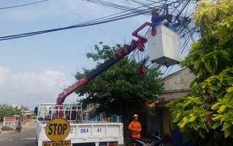 Làm gọn cáp thông tin treo trên cột điện Làm gọn cáp thông tin treo trên cột điện