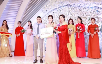 Nữ hoàng làn da đẹp Diệu Minh nhận giải Top 10 Bông Sen Vàng