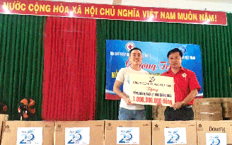 P&G Việt Nam mang nước uống sạch đến cho người dân vùng lũ