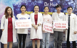 Dr. Huệ trao quà và suất trị mụn miễn phí cho sinh viên ĐH KHXH&NV